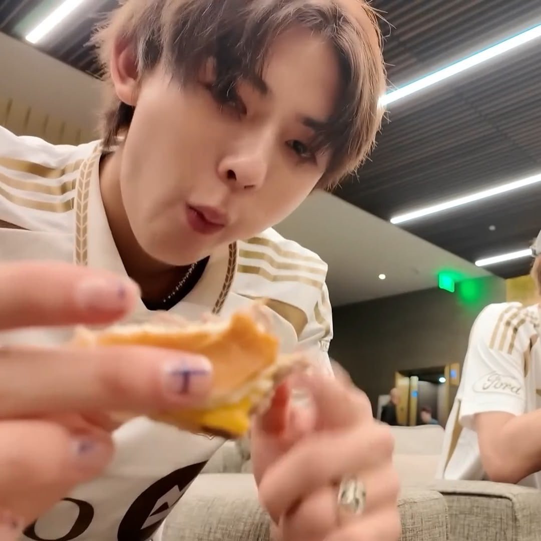 eomtic's tweet photo. eom noms (๑ᵔ⤙ᵔ๑) https://t.co/Ogeu5vS6FE