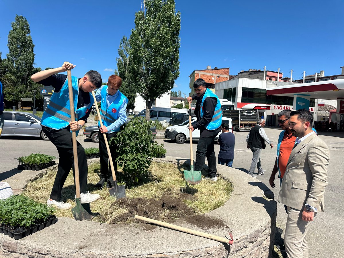 karsuocak's tweet photo. Toprağa dikilen her fide, yarınlara bırakılan bir ülkü nişanesidir.

Bugün Kars Ülkü Ocakları Eğitim ve Kültür Vakfı olarak şehrimizin merkezinde yaklaşık 800 menekşe fidesini toprakla buluşturduk. Esnafımızla hasbihâl ettik, büyüklerimizin hayır dualarını aldık.

Biz, vatanını seven bir gençliğin yalnızca sözle değil; emekle, hizmetle ve eserle konuşacağına inanıyoruz.Lider Ülke Türkiye ülküsüne yakışır bir anlayışla, yeşeren her fideyi geleceğe bırakılmış bir umut olarak görüyor; Gazi Kars'ımıza hizmet etmeye kararlılıkla devam ediyoruz.
@ayyildirim1 
@fatihaydin_TC 
@CenkEgeYldrm