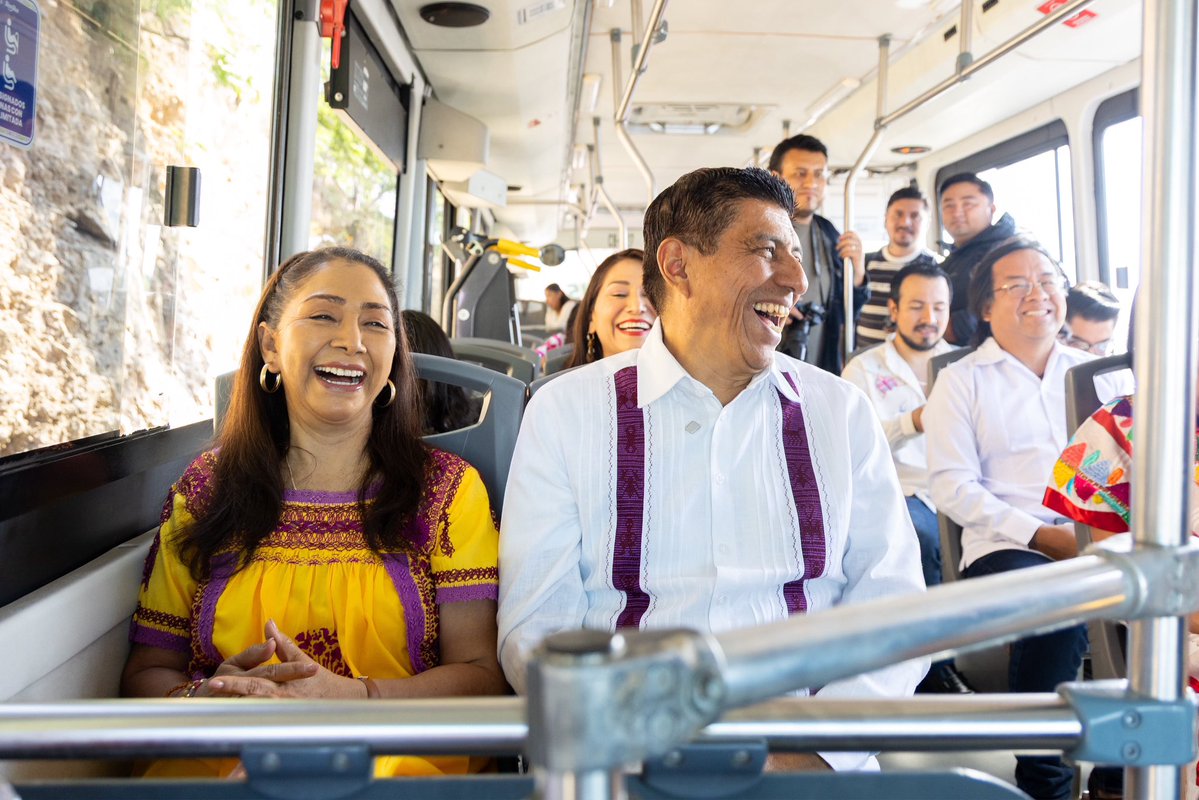 salomonj's tweet photo. Con el @BinniBus_GobOax podrás trasladarte de forma segura y disfrutar al máximo nuestra #Guelaguetza2026. 🚌

Dimos el banderazo de salida de las rutas que estarán a tu disposición durante esta temporada para acercarte a los distintos eventos de nuestra máxima fiesta.

Les invitamos a estar pendientes de las redes sociales del #BinniBus y conocer todo respecto a estas rutas. 🙌🏽