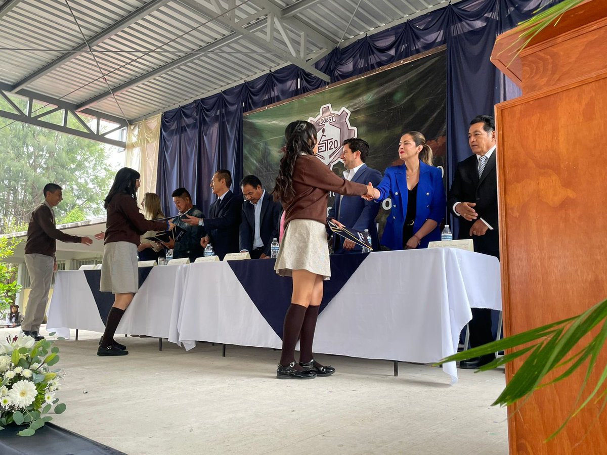 SedeaQro's tweet photo. ¡Día de fiesta en La D, Pedro Escobedo! Acompañamos a las y los alumnos de la Escuela No. 20 "Luis Enrique Erro" en su clausura escolar. 🎓🎉
Con el liderazgo del Gobernador @makugo, reafirmamos nuestro compromiso con la juventud. #AquíContigo https://t.co/cRkIGeok89