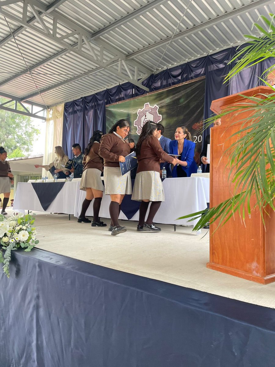 SedeaQro's tweet photo. ¡Día de fiesta en La D, Pedro Escobedo! Acompañamos a las y los alumnos de la Escuela No. 20 "Luis Enrique Erro" en su clausura escolar. 🎓🎉
Con el liderazgo del Gobernador @makugo, reafirmamos nuestro compromiso con la juventud. #AquíContigo https://t.co/cRkIGeok89
