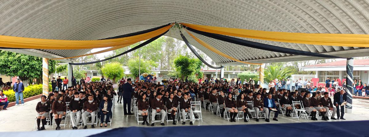 SedeaQro's tweet photo. ¡Día de fiesta en La D, Pedro Escobedo! Acompañamos a las y los alumnos de la Escuela No. 20 "Luis Enrique Erro" en su clausura escolar. 🎓🎉
Con el liderazgo del Gobernador @makugo, reafirmamos nuestro compromiso con la juventud. #AquíContigo https://t.co/cRkIGeok89