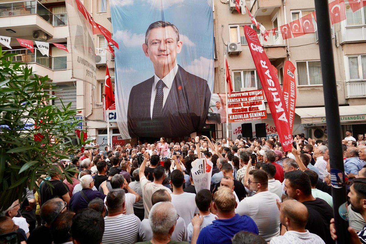 ilksenuludag's tweet photo. Onlar kaybedecek, biz kazanacağız!

Bu binadan, baba ocağımızdan 46 yıl önce askeri darbe ile çıkarmışlardı bizi. Pes etmedik, vazgeçmedik, geri geldik. Bir tek ilçe dahi kazanamadığımız seçimler yaşadık; inandık, çalıştık, 14 ilçeyi ve Büyükşehir’i kazandık. 

Büyük Atatürk bizi uyarmıştı, ‘Dahili ve harici bedhahlar olacaktır’ diye. 1980'de harici bedhahlar iş başındaydı, şimdi dahili… Nasıl ki 46 sene önce onlara boyun eğmediysek, bugün de işbirlikçilere, işgalcilere boyun eğmeyeceğiz!