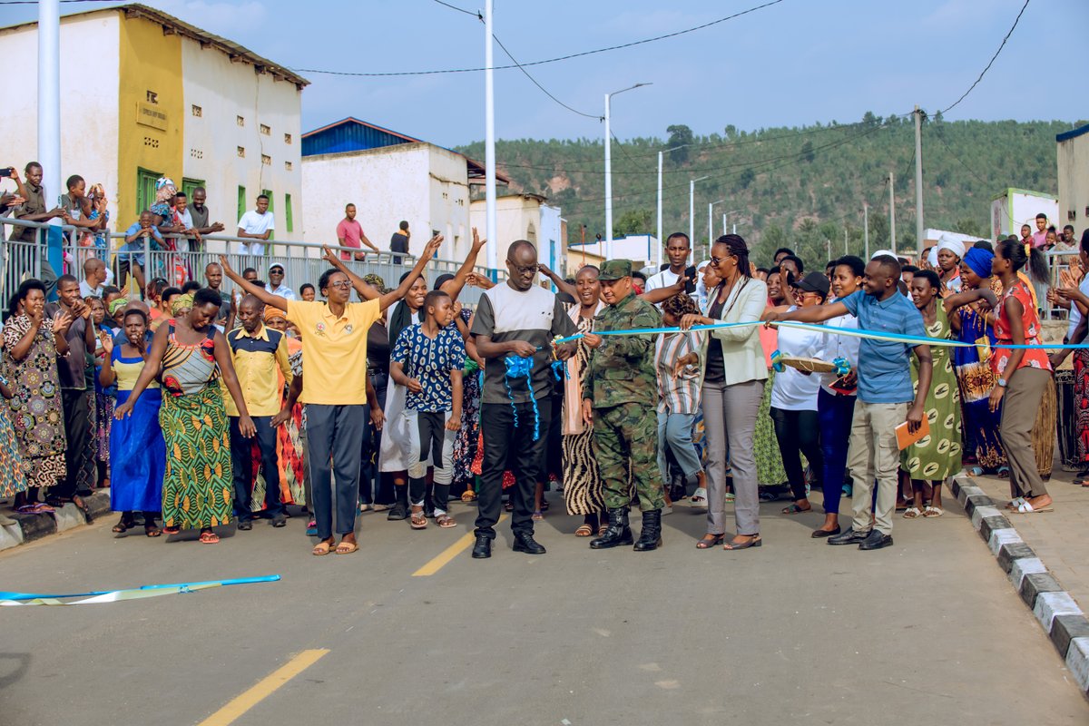 NyagatareDistr's tweet photo. Uyu munsi , mu Murenge wa Nyagatare, Akagari ka Nyagatare , Umudugudu wa Mirama ya I, hatashywe ku mugaragaro ibikorwaremezo birimo Umuhanda wa Kaburimbo w'ibirometero 2.59km n'isoko rito rya Mirama.
Ibi bikorwaremezo byubatswe mu rwego rwo guteza imbere abaturage no kwagura umujyi wa Nyagatare nk'umwe mu mijyi yunganira umujyi wa Kigali, no gukomeza gufasha abaturage kugira imibereho myiza binyuze mu kubyaza umusaruro ibikorwaremezo begerezwa.

Umuyobozi w'Akarere w'Agateganyo KAKOOZA Henry, yibukije abaturage ko ibi byose bikorwa kubera ubuyobozi bwiza bushyira umuturage imbere, yabibukije  kandi ko ibikorwaremezo byubakwa biturutse ku musoro abaturage batanga bityo ko bakwiye kwishyura neza imisoro. Yakomeje abasaba kwita ku bikorwaremezo, bakabifata neza kugira ngo bitangirika.

Mu butumwa bwatanzwe kandi abaturage basabwe kwishyura mituweli kugira ngo babashe kwivuza.

Niyodusenga Clementine , umwe baturage batuye mu Mudugudu wa Mirama ya I, yagaragaje imbamutima ze, avuga uko ibikorwaremezo begerejwe byabafashije kwiteza imbere. 

Yagize ati “Ndi umwe mu babyeyi bacuruzaga agataro ariko aho iri soko riziye ndicururirazamo, mbere tutarabona uyu muhanda kugera mu mujyi wa Nyagatare byari bigoranye, nyuma yo kubaka umuhanda bawushyizeho amatara ubu hari umutekano. Mutubwirire Perezida wa Repubulika ko tumukunda cyane, abaturage ba Mirama turishimye, twabonye  n'ivuriro ry'ibanze hafi yacu, kandi tubona serivisi z'ubuvuzi hafi, ubu ibikorwaremezo byaratwegereye."