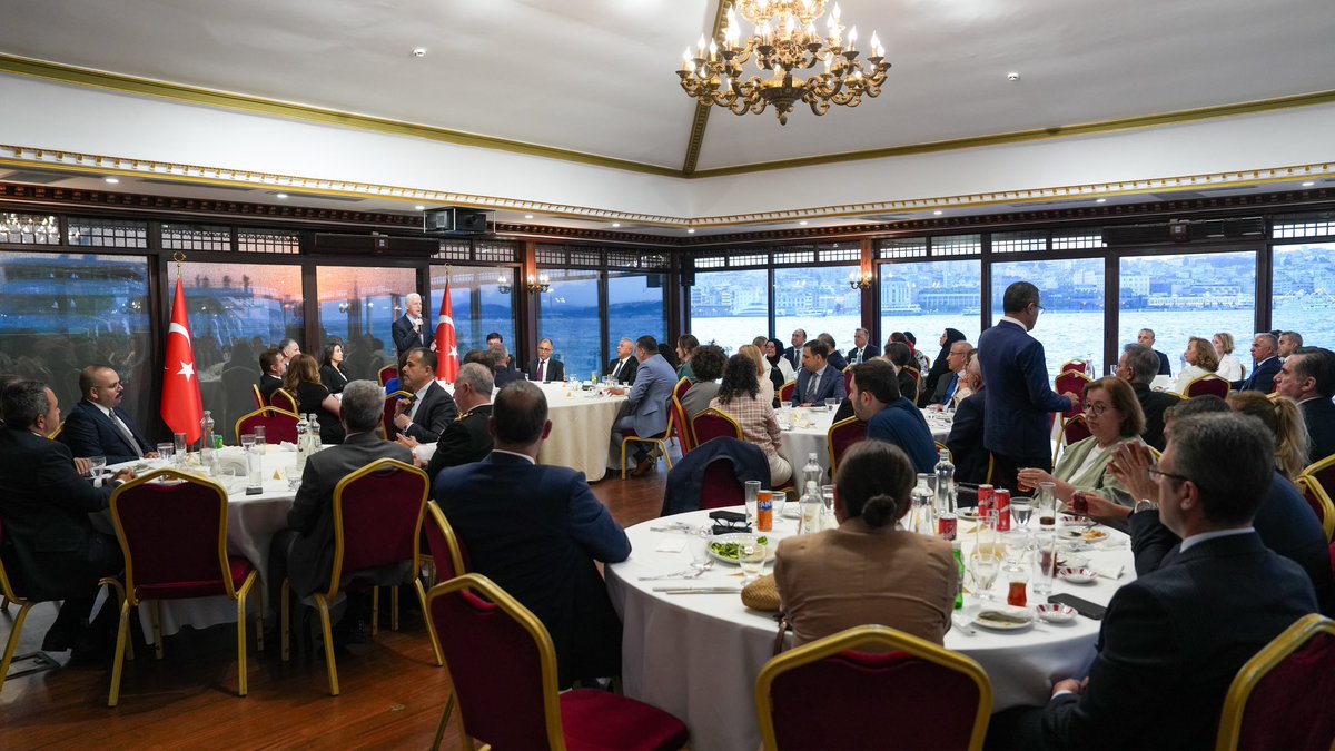 TC_istanbul's tweet photo. Valimiz Davut Gül ve eşi Gülden Gül Hanımefendi’nin ev sahipliğinde, tayini çıkan ve emekliye ayrılacak mülki idare amirleri için veda yemeği düzenlendi.

Programda Valimiz Davut Gül, Cumhurbaşkanımız Sayın Recep Tayyip Erdoğan’ın imzasıyla yayımlanan 17 Haziran 2026 tarihli Mülki İdare Amirleri Atama Kararnamesi ile;

Sakarya Vali Yardımcısı olarak atanan Vali Yardımcısı Dr. Mehmet Hüseyin Nail Anlar’a,

Antalya Vali Yardımcısı olarak atanan Vali Yardımcısı Halil Avşar’a,

İstanbul Vali Yardımcısı olarak atanan Ataşehir Kaymakamı Bekir Dınkırcı’ya,

Kocaeli Dilovası Kaymakamı olarak atanan Çekmeköy Kaymakamı Resul Çelik’e,

Bursa Osmangazi Kaymakamı olarak atanan Maltepe Kaymakamı Bahri Tiryaki’ye,

Sakarya Serdivan Kaymakamı olarak atanan Silivri Kaymakamı Tolga Toğan’a yeni görevlerinde başarılar diledi. Emekliye ayrılacak olan Adalar Kaymakamı Abdurrahman İnan’a emekleri için teşekkür etti.

@gul_davut

📍Fatih