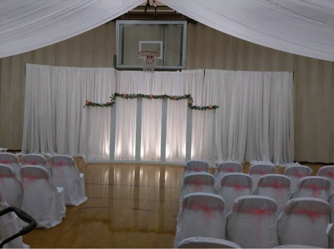 leighlatina's tweet photo. do jeito que algumas pessoas falam até parece que a organização do casamento da Taylor vai ser assim 

eles tem dinheiro pra deixar aquela arena da forma mais linda possível https://t.co/QXYpnSaXgy