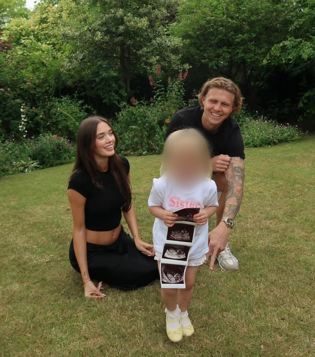 LouisWT91World's tweet photo. Louis Tomlinson's going to be an uncle again! Congratulations to Phoebe Tomlinson and her family 🎉 https://t.co/DCkJapEMKD