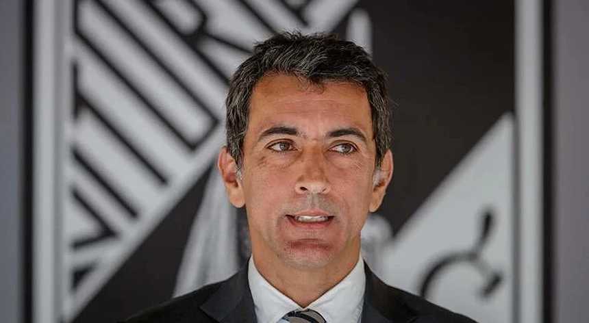 CabineSport's tweet photo. Comunicado da Associação Vitória Sempre, um grupo de adeptos do Vitória SC, sobre a ida do ex-presidente do clube vimaranense para o Olympiacos, do grupo Marinakis:

"Há momentos na vida de um clube que exigem mais do que silêncio. Exigem reflexão, transparência e respeito por quem faz do Vitória Sport Clube uma instituição centenária: os seus sócios e adeptos. A recente apresentação do ex-presidente demissionário do Vitória como diretor-geral do Olympiacos, pouco tempo depois de deixar o cargo, levantou naturalmente dúvidas e um sentimento de perplexidade entre muitos vitorianos. 

Há uma questão que não pode ser ignorada: a da ética e da responsabilidade para com o clube que liderou. Os sócios têm o direito de perguntar quando começaram os contactos com o Olympiacos. Têm o direito de saber se existiam negociações enquanto ainda exercia funções no Vitória. Têm o direito de compreender se todas as decisões tomadas durante o seu mandato foram exclusivamente orientadas pelos interesses do clube. 

Mais, os sócios têm de saber se o atual Presidente do Vitória SC, Rui Rodrigues, teve em algum momento conhecimento desses contactos e negociações e quando. A estas dúvidas junta-se outro facto que merece ser esclarecido. 

A pré-época da equipa principal foi preparada ainda durante o mandato de António Miguel Cardoso e, curiosamente, incluiu dois jogos de preparação frente ao Rio Ave e ao Nottingham Forest, clubes que integram o mesmo grupo empresarial do Olympiacos. É natural que suscite interrogações entre os sócios, que esperam total transparência sobre os critérios que estiveram na base da definição desse calendário. 

É precisamente nestes momentos que ganha especial significado um velho princípio: à mulher de César não basta ser séria, tem de parecê-lo. No futebol, como em qualquer instituição que vive da confiança dos seus associados, não basta agir corretamente; é igualmente essencial que todas as decisões e circunstâncias sejam percecionadas como transparentes e livres de qualquer dúvida ou potencial conflito de interesses."