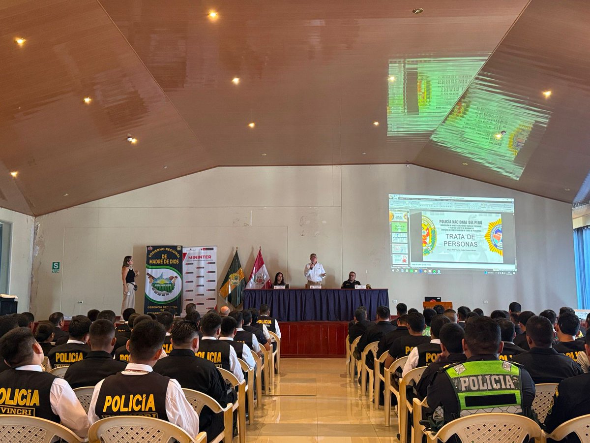 MininterPeru's tweet photo. El Ministerio del Interior inició una jornada de capacitación especializada para 100 efectivos de la #PNP en Madre de Dios. Efectivos de comisarías, la Divincri y el Departamento Desconcentrado de Investigación de Trata de Personas fortalecerán sus capacidades para identificar este delito, aplicar los protocolos de intervención, proteger a las víctimas e investigar a las organizaciones criminales.🇵🇪 

#GobiernoDeTransición #NadieEnVenta