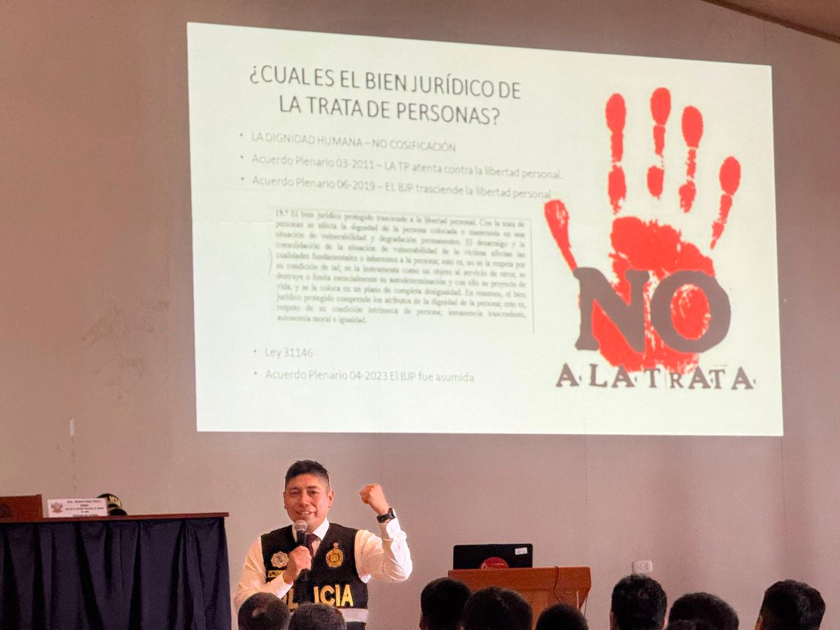 MininterPeru's tweet photo. El Ministerio del Interior inició una jornada de capacitación especializada para 100 efectivos de la #PNP en Madre de Dios. Efectivos de comisarías, la Divincri y el Departamento Desconcentrado de Investigación de Trata de Personas fortalecerán sus capacidades para identificar este delito, aplicar los protocolos de intervención, proteger a las víctimas e investigar a las organizaciones criminales.🇵🇪 

#GobiernoDeTransición #NadieEnVenta