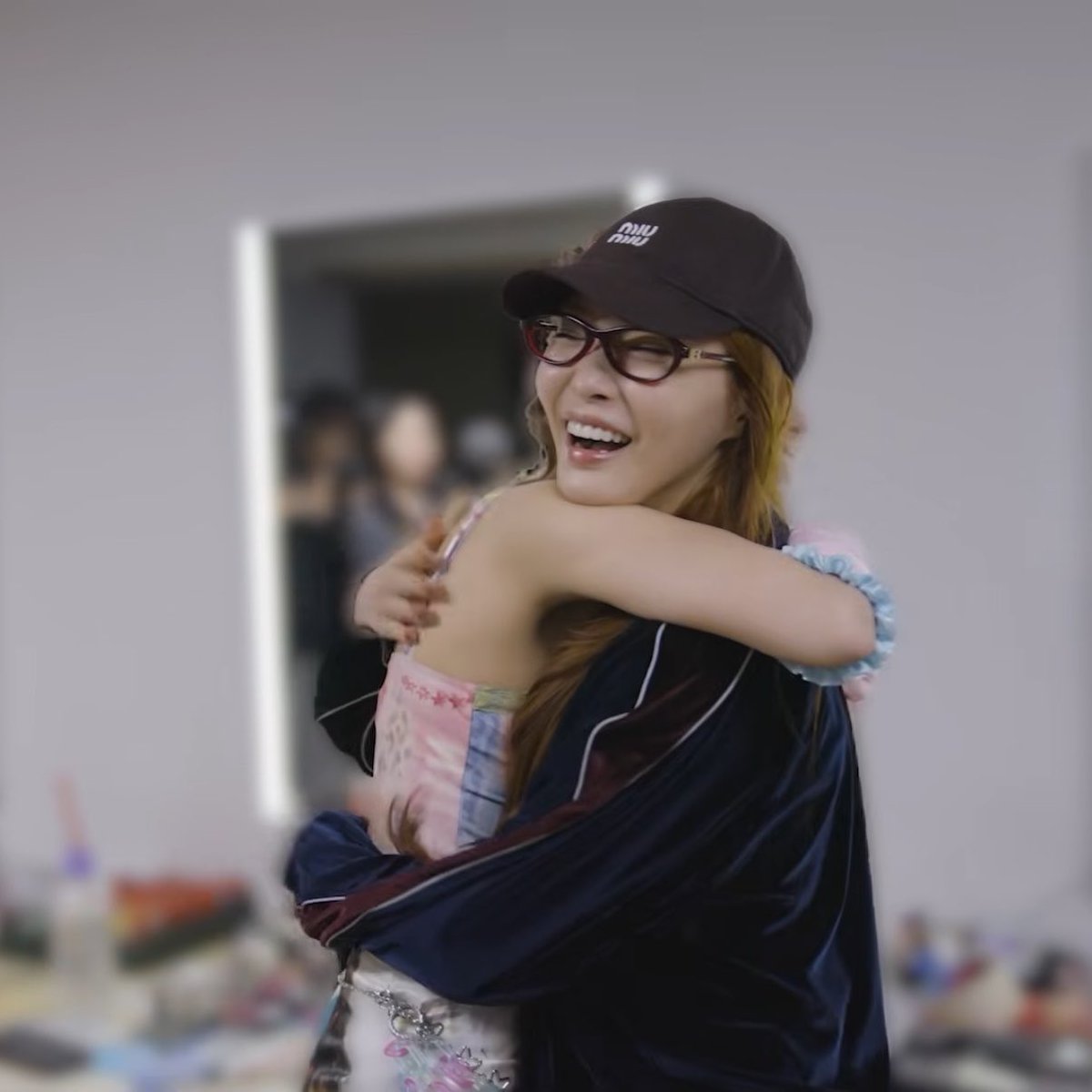 ultskimchungha's tweet photo. yoojung crying when chungha visited her mv set 🥺🩷 THIS IS FAMILY!!!! https://t.co/0UMiJ0FVod