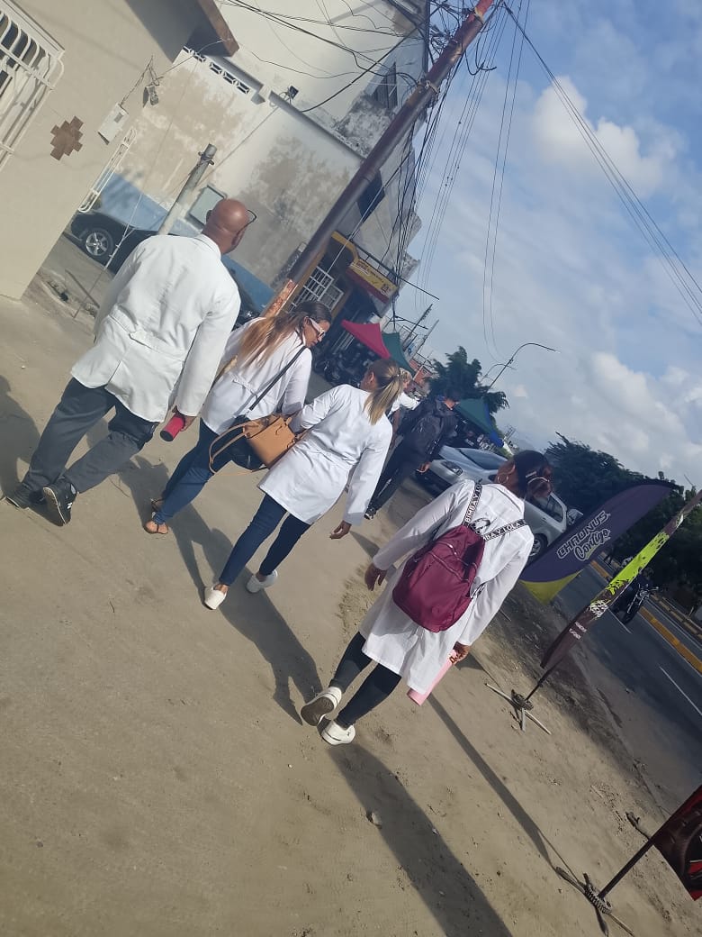 cubacooperaven's tweet photo. 🇨🇺🩺🇻🇪 En Aragua, la misión médica cubana no se detiene. Junto a líderes comunitarios y equipos de salud venezolanos, nuestros asesores fortalecen la atención en centros temporales y en la comunidad de Los Mangos, Alayón.
#CubaSalud #Solidaridad #Aragua #MisionMedica https://t.co/4l4sbuMpnf