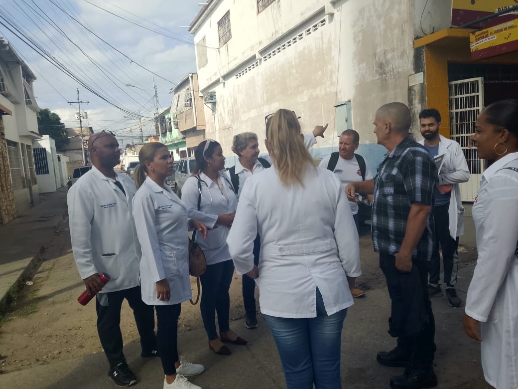 cubacooperaven's tweet photo. 🇨🇺🩺🇻🇪 En Aragua, la misión médica cubana no se detiene. Junto a líderes comunitarios y equipos de salud venezolanos, nuestros asesores fortalecen la atención en centros temporales y en la comunidad de Los Mangos, Alayón.
#CubaSalud #Solidaridad #Aragua #MisionMedica https://t.co/4l4sbuMpnf