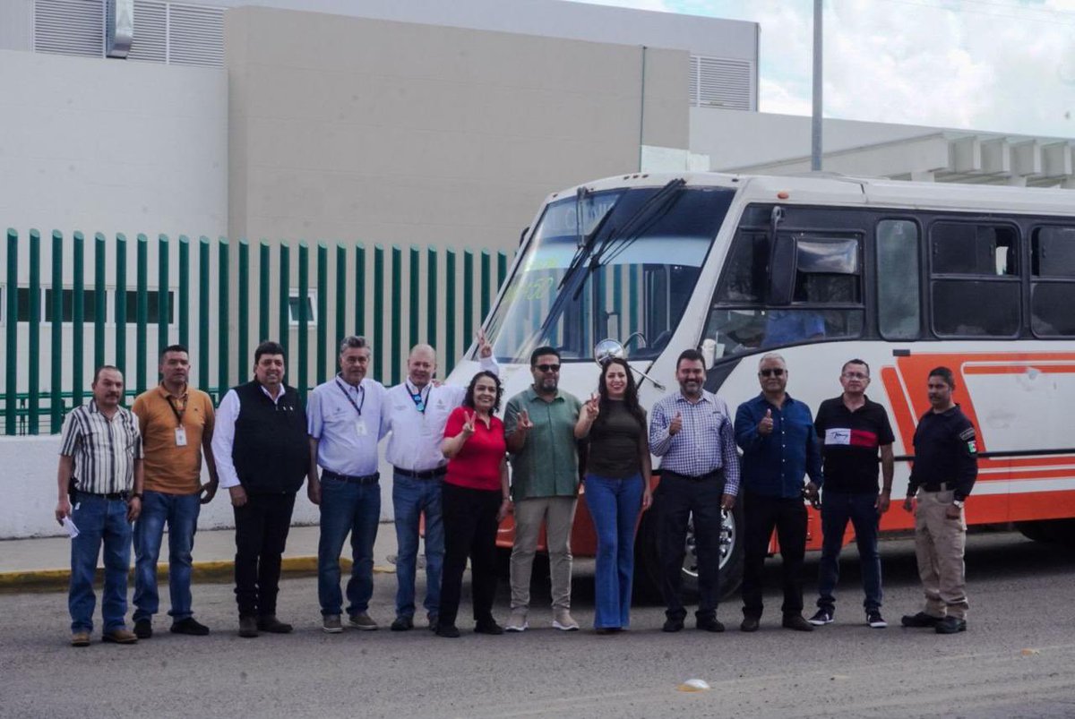 LaloSerranoZ's tweet photo. #LaserInformativo

#Durango|| La diputada del #PRI @SugheyTorresR cumple compromiso de campaña con nueva ruta especial hacia la Clínica 50

• La gestión beneficiará a familias del Distrito 2 con un traslado directo, seguro y sin transbordos.

• Reconoce el trabajo conjunto de la CTM y autoridades de movilidad para hacer realidad esta petición ciudadana.

Como resultado de una gestión impulsada desde campaña, la diputada del PRI Sughey Torres anunció la puesta en marcha de una ruta especial de transporte público hacia la Clínica No. 50 del IMSS, un servicio que facilitará el traslado de derechohabientes, personal médico y usuarios en general.

Acompañada por la presidenta interina del @CDE_PRI_Durango , @katy_mercado , así como por representantes de la CTM, de la Secretaría de Movilidad y Transportes y responsables de las rutas de Las Villas y Joyas del Valle, la legisladora sostuvo un encuentro en las inmediaciones de la Clínica 50 para revisar los últimos detalles de esta nueva ruta.

"Durante la campaña escuché esta petición en muchas ocasiones. Hoy me da mucho gusto que, gracias al trabajo en equipo y a la voluntad de todas las instituciones involucradas, esta gestión ya sea una realidad para las familias del Distrito 2", expresó Sughey Torres.

La nueva ruta será operada con unidades identificadas con la leyenda "Especial Clínica 50", con tarifa normal de 14 pesos, servicio de viaje redondo y salidas continuas durante el día.
La ruta partirá del fraccionamiento Villas 4, recorrerá avenidas Constelaciones, Solidaridad, Estaño, Del Hierro, Fidel Velázquez, Raymond Bell, Francisco Zarco y Boulevard de la Juventud, hasta llegar directamente a la Clínica No. 50 del IMSS. Además, la ruta Joyas del Valle contará con horarios establecidos de salida y regreso para ampliar la cobertura del servicio.

La diputada agradeció el respaldo de Juan Mercado, de la CTM; del Ing. Valentín Aragón y Paco Arroyo, de la Secretaría de Movilidad y Transportes, de la @SGGDurango en el Secretario @HectorVelaV , así como de todas las personas que hicieron posible esta gestión.