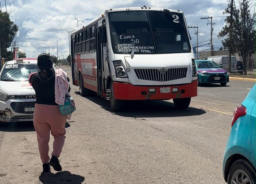 LaloSerranoZ's tweet photo. #LaserInformativo

#Durango|| La diputada del #PRI @SugheyTorresR cumple compromiso de campaña con nueva ruta especial hacia la Clínica 50

• La gestión beneficiará a familias del Distrito 2 con un traslado directo, seguro y sin transbordos.

• Reconoce el trabajo conjunto de la CTM y autoridades de movilidad para hacer realidad esta petición ciudadana.

Como resultado de una gestión impulsada desde campaña, la diputada del PRI Sughey Torres anunció la puesta en marcha de una ruta especial de transporte público hacia la Clínica No. 50 del IMSS, un servicio que facilitará el traslado de derechohabientes, personal médico y usuarios en general.

Acompañada por la presidenta interina del @CDE_PRI_Durango , @katy_mercado , así como por representantes de la CTM, de la Secretaría de Movilidad y Transportes y responsables de las rutas de Las Villas y Joyas del Valle, la legisladora sostuvo un encuentro en las inmediaciones de la Clínica 50 para revisar los últimos detalles de esta nueva ruta.

"Durante la campaña escuché esta petición en muchas ocasiones. Hoy me da mucho gusto que, gracias al trabajo en equipo y a la voluntad de todas las instituciones involucradas, esta gestión ya sea una realidad para las familias del Distrito 2", expresó Sughey Torres.

La nueva ruta será operada con unidades identificadas con la leyenda "Especial Clínica 50", con tarifa normal de 14 pesos, servicio de viaje redondo y salidas continuas durante el día.
La ruta partirá del fraccionamiento Villas 4, recorrerá avenidas Constelaciones, Solidaridad, Estaño, Del Hierro, Fidel Velázquez, Raymond Bell, Francisco Zarco y Boulevard de la Juventud, hasta llegar directamente a la Clínica No. 50 del IMSS. Además, la ruta Joyas del Valle contará con horarios establecidos de salida y regreso para ampliar la cobertura del servicio.

La diputada agradeció el respaldo de Juan Mercado, de la CTM; del Ing. Valentín Aragón y Paco Arroyo, de la Secretaría de Movilidad y Transportes, de la @SGGDurango en el Secretario @HectorVelaV , así como de todas las personas que hicieron posible esta gestión.