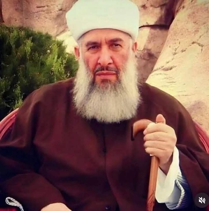 sofilerinmekan's tweet photo. Bir hizmetli sofi kardeşimiz anlatıyor 

*2015 Yılı* 

Gavsımız huzuruna çağırdı. Dedi ki: "Biz, markadı şerif deki avizeyi gördük. Çok tozlanmış taşları. Avizeyi bu akşam git temizle." 

"Baş üstüne Sultanım" deyip huzurdan ayrıldım. 

Yatsı vakti Markadı şerife gittim. Bilenler bilir, Gavsımızın kabrinin olduğu yer o zaman boştu. Velhasıl kelam, tüm hazırlıklarımı yaptım. Oturup Sâdatlara hediyemi gönderdim. Rabıta yapıp müsaade istedim. 

Tam merdivene çıkacakken üstüme bir ağırlık, korku hasıl oldu. Kendimce dedim ki: "Ben bu merdivene çıkarsam Abdülhakim Hz. k.s ile Sultan Muhammed Raşid Hz. k.s altta kalacak. Bu acaba edepsizlik olur mu? Ya üzerlerine bir şey düşürsem?" gibi birçok düşünceye kapıldım. 

Hemen ayağımı merdivenden geri çekip, mescidin içinde bir sağa bir sola dolaşmaya başladım. Çünkü iyi biliyordum ki Sâdatlara edepsizlik veya istemeden de olsa rahatsızlık verildiğinde bunun bedeli ağır oluyordu. Şahit olduğum bir olaydan biliyordum. Dışarı çıktım. 

"Ya Rabbi, bana yardım et. Dostun bana bu görevi verdi ama ben korkuyorum. İstemeden bir yanlış yaparsam Sen razı olma." 

Saat 10 gibi Gavs Hz. aradı. 
- "Ne yaptın oğlum?" 
- "Sultanım, ben bir türlü işe başlayamadım. Korkuyorum. Merdivene çıkacağım, Sâdatlar altta kalacak. Ya üzerlerine bir malzeme düşerse diye işe başlayamadım." 
Gavsımız güldü ve dedi: "Ben seni arayacağım, bekle." 
"Baş üstüne Sultanım" dedim. 

Bekledim. Yarım saat sonra Gavs Hz. aradı. Dedi ki: "Evlat, biz izin almışız. Sen işine başla. Sabah namazına kadar vaktin var." ve kapattı. 

Benim bir anda üzerimdeki o hal gitti. Edebimi muhafaza ederek, Sâdatlardan himmet isteyerek işime başladım. 

İşim bittiğinde sabah ezanı okunmaya başladı. 

*Diyeceğim kardeşlerim:* Sâdatlara hürmetinize, samimiyetinize çok dikkat edin. Sâdatlarla oyun olmaz veya basite alınmaz. Sâdatlar kabul etse, Vallahi Allah C.C. kabul etmiyor. 

"Allah yolunda ölenler için 'ölüler' demeyin. Hayır, onlar diridirler, fakat siz bilemezsiniz." _(Bakara Suresi, 154. Ayet)_ 

Gavs Hz. sohbetinde buyurmuşlardı: "Bu kapıda en hızlı edeble yol alınır."