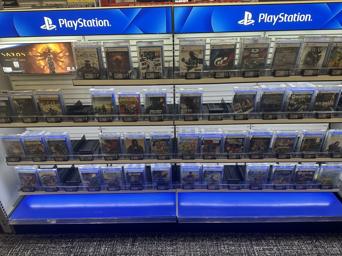 BoTalksGames's tweet photo. At Best Buy 

Section that won’t exist in 2 years vs. one that will https://t.co/L1E6ll7Mce
