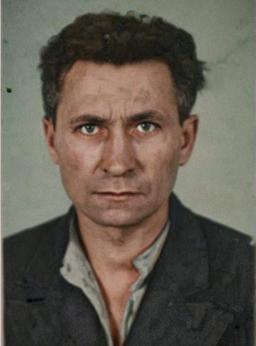 Cogito1918's tweet photo. Miażdżenie palców, bicie w pięty,
kable pękające na nagiej skórze,
bezsenne noce pełne krzyku,
lodowaty karcer, a na koniec strzał
w głowę.

Nic go nie złamało.

Żołnierz Września 1939.
Żołnierz ZWZ-AK i NSZ.
Żołnierz Niezłomny.
2-krotnie aresztowany przez
komunistów.
Więziony, katowany i skazany na
śmierć.

1/2 VII 1952 został
ZAMORDOWANY PRZEZ
CZERWONĄ HOŁOTĘ

POR. FRANCISZEK
KRAWCZYKOWSKI.

Wieczna cześć Mu i chwała!