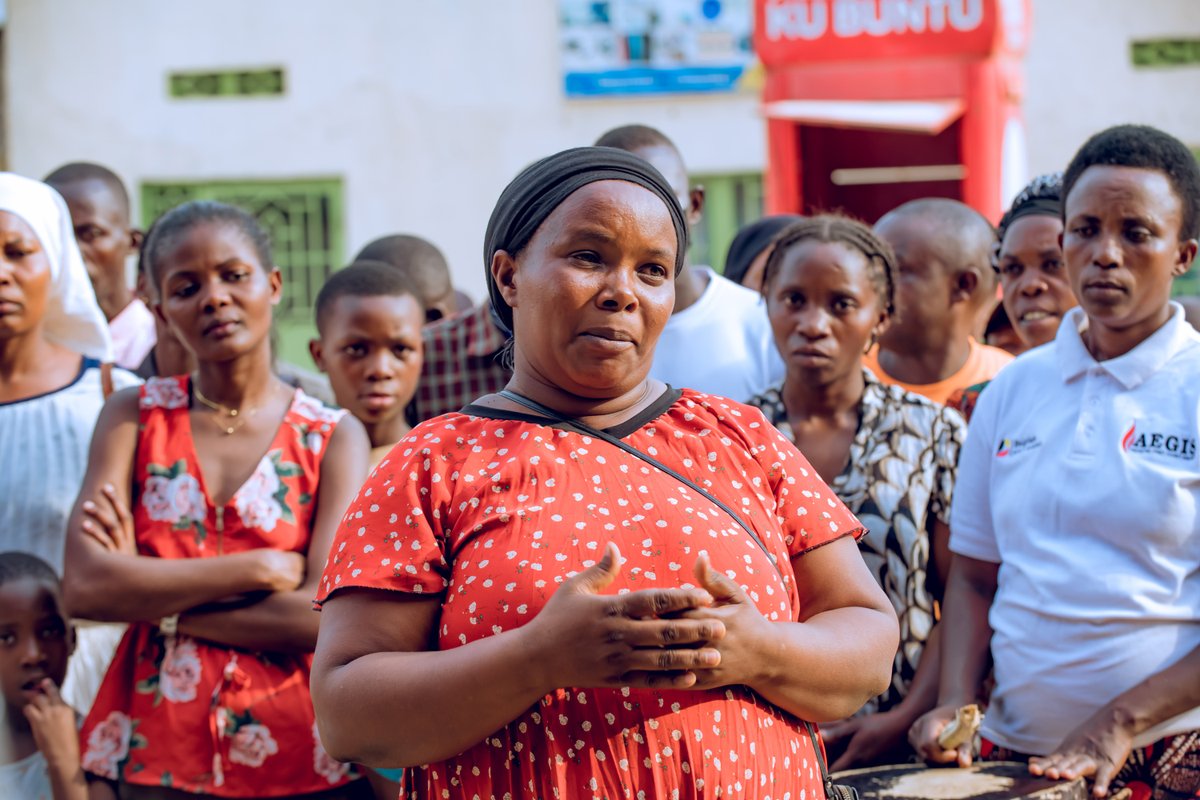 NyagatareDistr's tweet photo. Uyu munsi , mu Murenge wa Nyagatare, Akagari ka Nyagatare , Umudugudu wa Mirama ya I, hatashywe ku mugaragaro ibikorwaremezo birimo Umuhanda wa Kaburimbo w'ibirometero 2.59km n'isoko rito rya Mirama.
Ibi bikorwaremezo byubatswe mu rwego rwo guteza imbere abaturage no kwagura umujyi wa Nyagatare nk'umwe mu mijyi yunganira umujyi wa Kigali, no gukomeza gufasha abaturage kugira imibereho myiza binyuze mu kubyaza umusaruro ibikorwaremezo begerezwa.

Umuyobozi w'Akarere w'Agateganyo KAKOOZA Henry, yibukije abaturage ko ibi byose bikorwa kubera ubuyobozi bwiza bushyira umuturage imbere, yabibukije  kandi ko ibikorwaremezo byubakwa biturutse ku musoro abaturage batanga bityo ko bakwiye kwishyura neza imisoro. Yakomeje abasaba kwita ku bikorwaremezo, bakabifata neza kugira ngo bitangirika.

Mu butumwa bwatanzwe kandi abaturage basabwe kwishyura mituweli kugira ngo babashe kwivuza.

Niyodusenga Clementine , umwe baturage batuye mu Mudugudu wa Mirama ya I, yagaragaje imbamutima ze, avuga uko ibikorwaremezo begerejwe byabafashije kwiteza imbere. 

Yagize ati “Ndi umwe mu babyeyi bacuruzaga agataro ariko aho iri soko riziye ndicururirazamo, mbere tutarabona uyu muhanda kugera mu mujyi wa Nyagatare byari bigoranye, nyuma yo kubaka umuhanda bawushyizeho amatara ubu hari umutekano. Mutubwirire Perezida wa Repubulika ko tumukunda cyane, abaturage ba Mirama turishimye, twabonye  n'ivuriro ry'ibanze hafi yacu, kandi tubona serivisi z'ubuvuzi hafi, ubu ibikorwaremezo byaratwegereye."