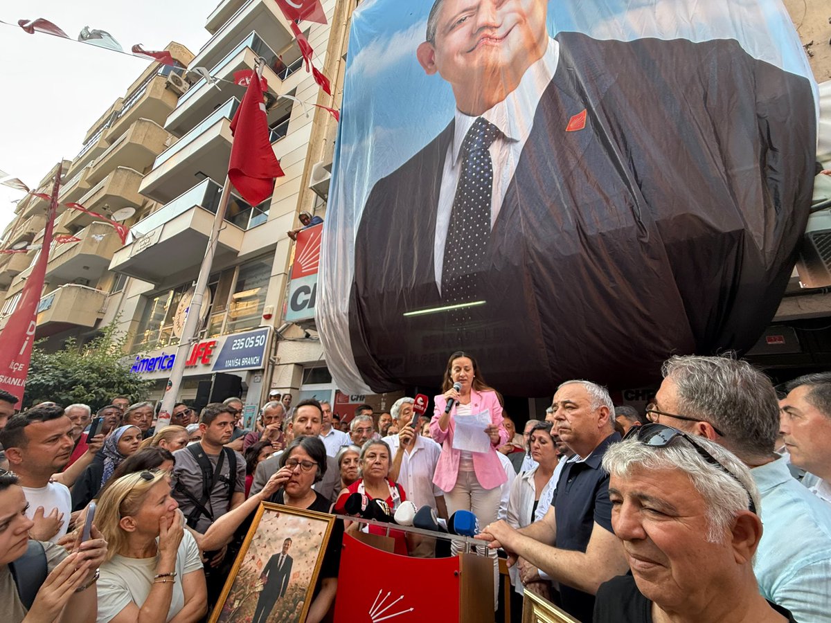 okur_45's tweet photo. Parti örgütümüzün demokratik iradesine, demokrasiye ve hukuka sahip çıkmak adına bugün Manisa İl Başkanlığımız önünde bir araya geldik. https://t.co/MSgOcdbXrb