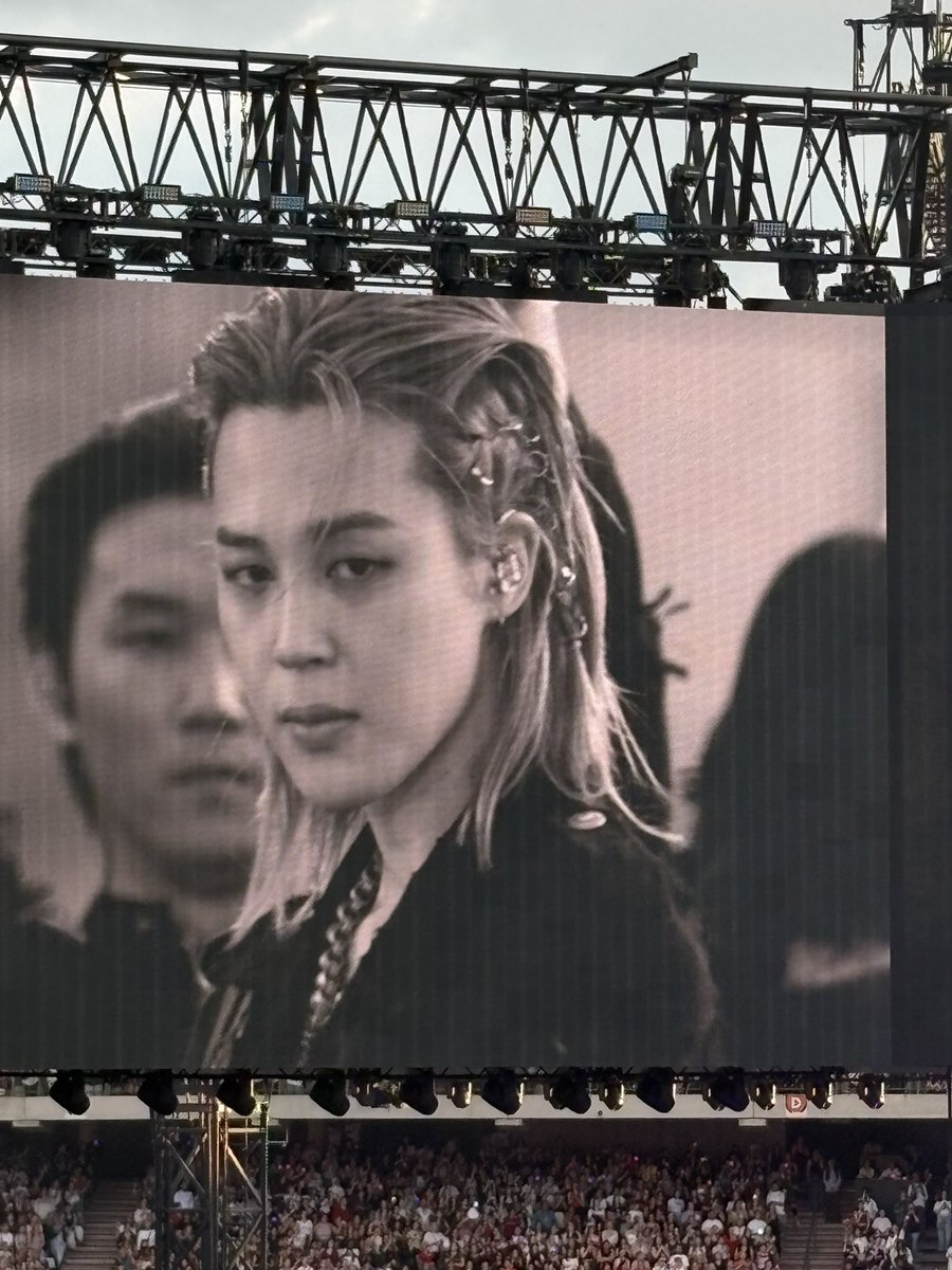 lovethve's tweet photo. Jimin's hair accessories oh my god https://t.co/gi1fp3ApQs