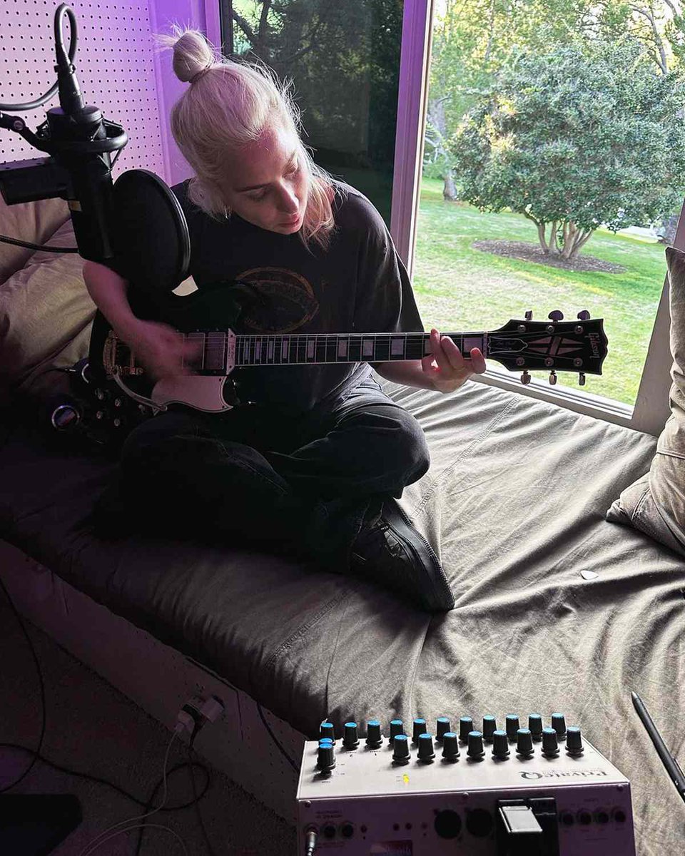 RDTLadyGaga's tweet photo. BOSS! Madeon relembrou os bastidores do “ARTPOP” ao lado de Lady Gaga no estúdio. O produtor destacou a autonomia dela na composição, o respeito com a equipe e revelou que assistia aos shows da turnê todas as noites.

“Era um ambiente muito íntimo. Éramos três produtores: eu, Zedd e DJ White Shadow. Ela compõe todas as melodias, as letras, não tem uma equipe de compositores, faz tudo sozinha. Ela tinha ideias reais de produção e respeitava muito as pessoas com quem trabalhava. Eu era muito jovem, mas ela me valorizava artisticamente e me levava a sério. Foi uma experiência excelente. Fizemos a turnê juntos; eu abri os shows nos Estados Unidos e, todas as noites, eu ia assistir ao espetáculo dela porque amava aquilo. Ela é muito leal também, nos reunimos novamente anos depois no ‘Chromatica’.”