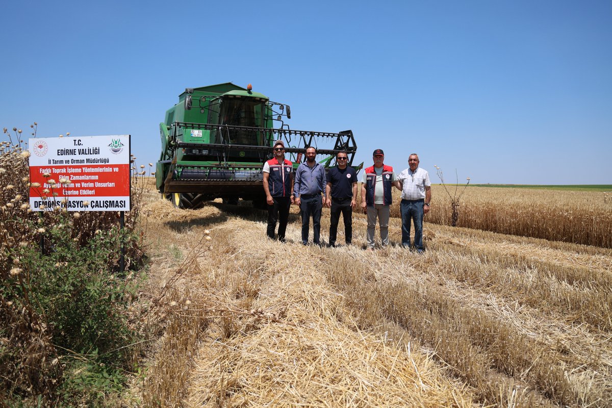EdirneTrm's tweet photo. 📍 Buğday Demonstrasyon Alanında Hasat Zamanı🌾
📌 Ayçiçeğinde Farklı Ekim Yöntemleri ve Ekim Zamanları Demonstrasyonunda Buğday Hasadı Gerçekleştirildi 🌻🌾
👇👇👇
https://t.co/1uAp7JmLQl

@TCTarim 
@Bugemtr https://t.co/Wg3MwcuSyx