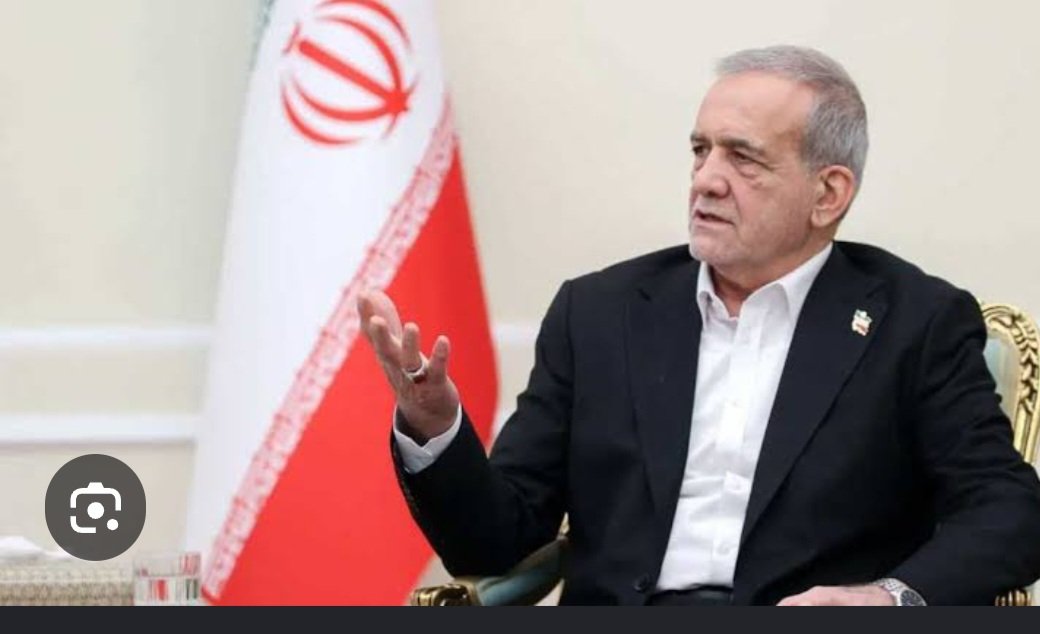 hajnader313's tweet photo. ♨️پزشکیان: 
اگر رهبری دستور می‌دادند مذاکره نشود قطعاً اطاعت می‌کردیم .
ایکاش دست از این شیوه نخ نما شده و تکراري برداريد. 
ایکاش در عمل نه در حرف در باطن نه ظاهر تابع امر ولایت فقیه می‌بودید.
بعد از بیانیه رهبری دیگه یه کمی دیره که همه مسؤلیت های اقداماتی که صفر تا صد با دستور و خواست شما انجام میشه رو گردن رهبري بندازید..
یه پرسش‌؟؟؟
اگه مذاکرات به خواست و دستور رهبري بوده چراا حضرتعالی تعهد به اجراي مفاد اون رو به رهبر امت دادید؟؟؟؟؟
مگه میشه فعلی به امر شخص آمر انجام بشه و مأمور تعهد به اجراي مفاد اون رو بده؟؟؟
بهتر نیست تبعات اقداماتی رو که خلاف خواست رهبري بوده رو به گردن بگيريد؟؟؟
شما تعهد دادید و براتون آرزوي موفقیت می‌کنیم ولی اگه متوجه بوي شکست شدید فرار رو به جلو نکنید و مرد و مردانه زیر امضای خودتون نزنيد.
در ضمن سخنان  معاون حضرتعالی جناب قائم پناه که گفته قرار نیست حرف فقط حرف رهبری باشه و پس مجلس و شعام چی میشه رو چه جور توجیه می‌کنید؟؟؟؟؟
رهبری مخالفت کردن ، شما اصرار کردید،  رهبری تعهد خواستن ، شما تعهد دادید. والسلام