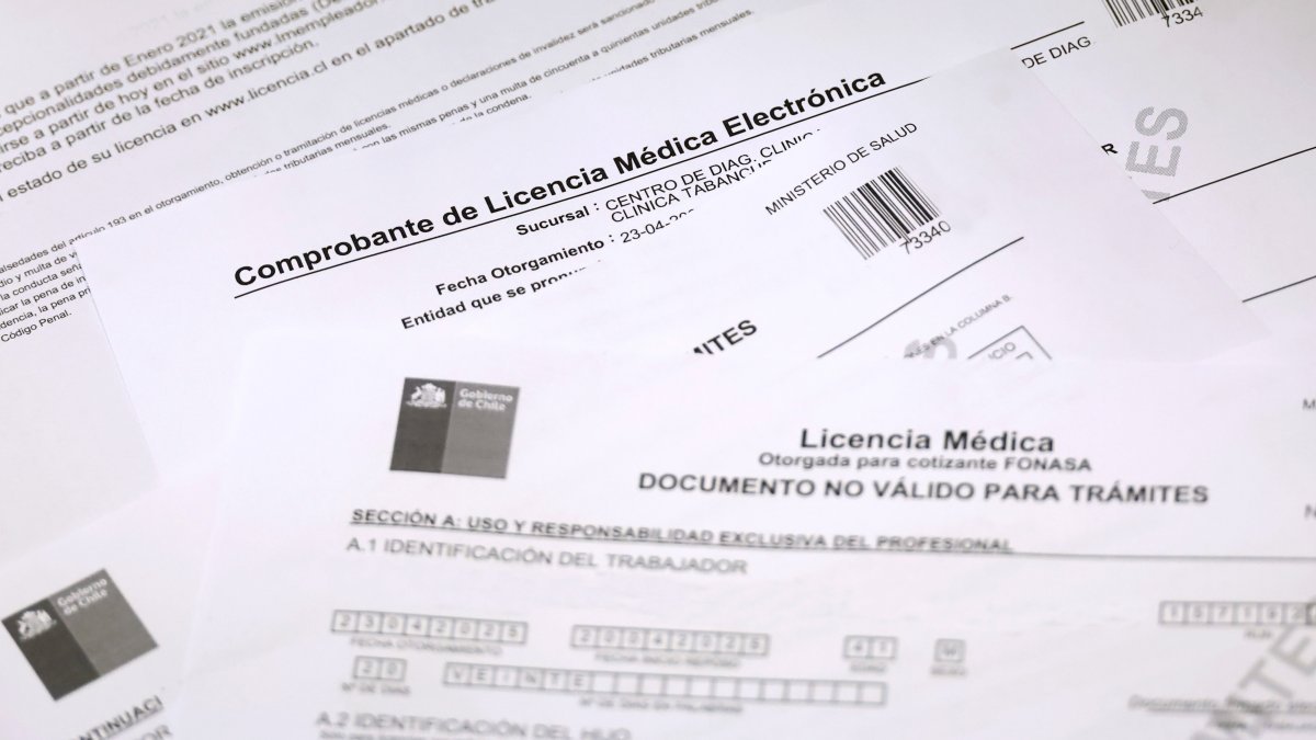 Cooperativa's tweet photo. Gobierno evalúa retener devolución de impuestos a quienes abusaron de las licencias médicas https://t.co/8NcnZTTeyF https://t.co/wLauWR3QeI
