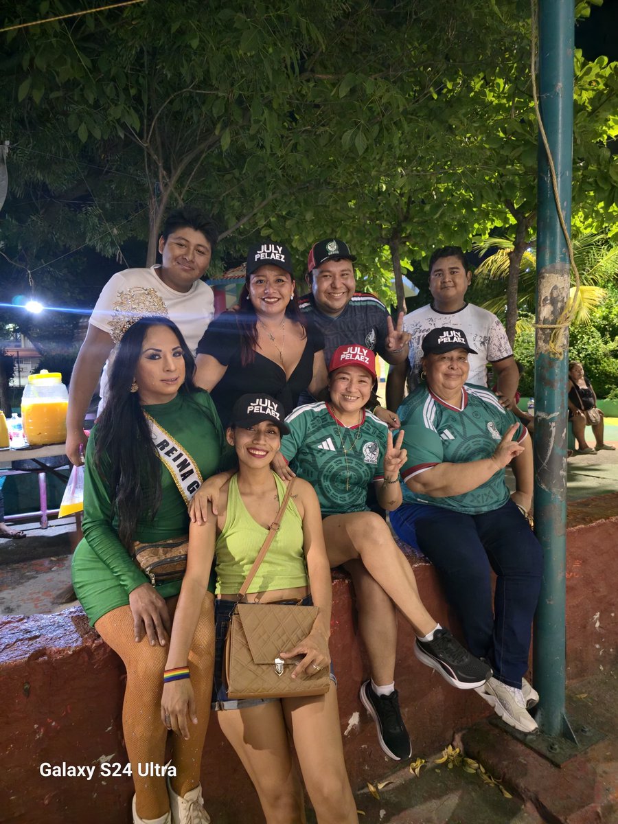 VictorianoJuly's tweet photo. Apoyamos a nuestra equipo, desde la colonia Emiliano Zapata #Acapulco 
Orgullosamente Guerrerense 
Hecha en #Acapulco 
Vamos México https://t.co/5RimloeoH3