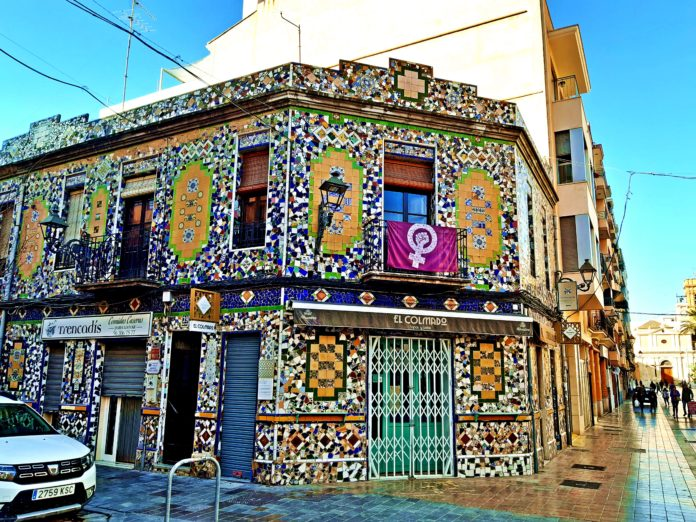 PassejantV's tweet photo. Fa un segle, un paleta que treballava al barri de Benimaclet de València va voler homenatjar a Antoni Gaudí, a qui admirava profundament, construint un habitatge que ara es referència al barri conegut com la “Casa del Trencadís”. Voleu veure com és?: https://t.co/EHF1KJYjJM https://t.co/aCewfs7QVR