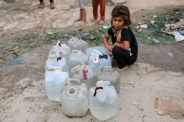 Astridueil's tweet photo. Carrying a bucket of water on his shoulders... and a thirst-stricken homeland in his heart. ☀️💧
In Gaza, children are carrying burdens far beyond their age. https://t.co/hnjcDS1wA1