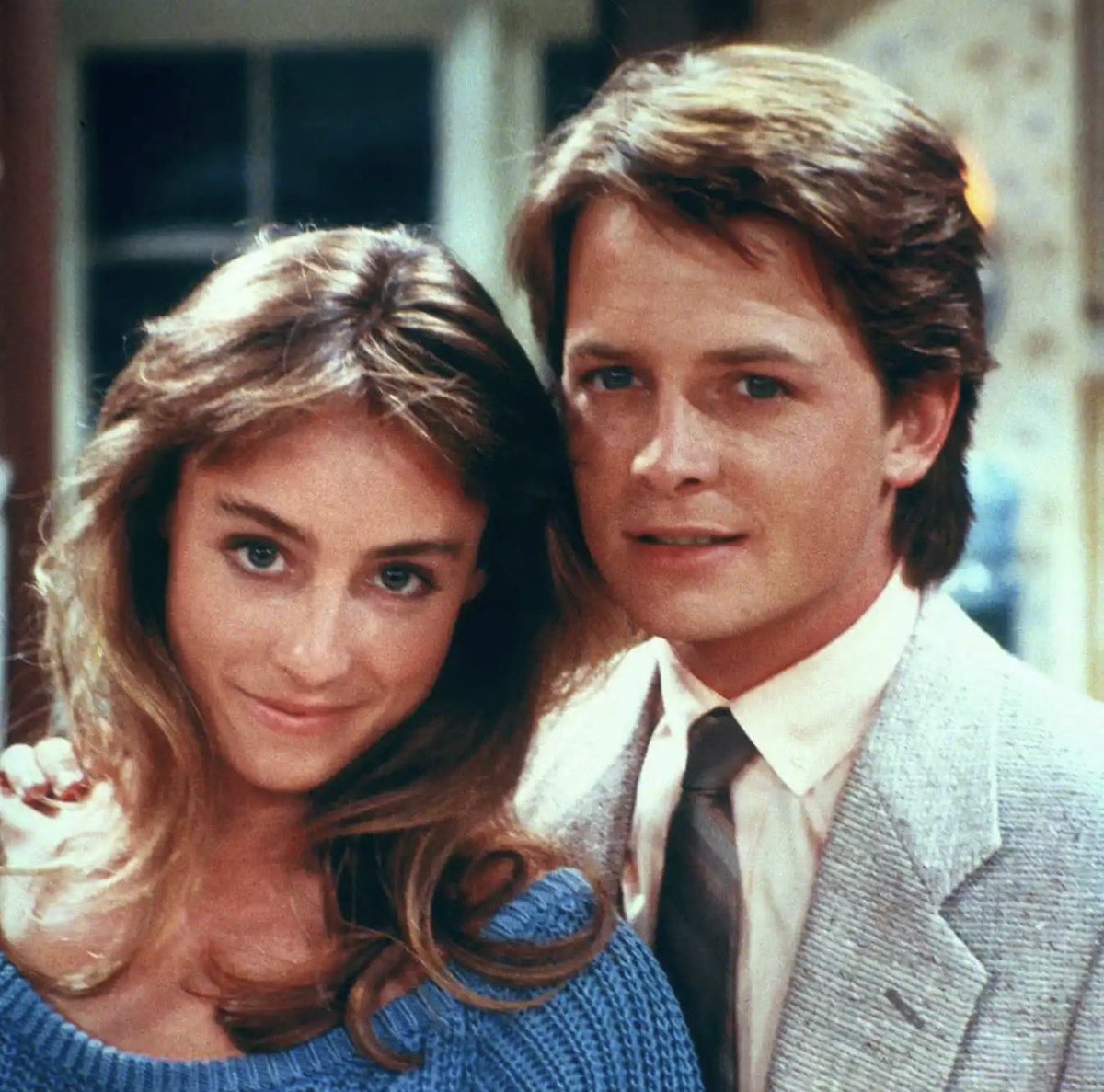 martn3ws's tweet photo. → Michael J. Fox recebeu o diagnóstico de Parkinson aos 29 anos, quando sua carreira estava no auge, mas manteve a doença em segredo por cerca de sete anos.

→ Quando descobriu a doença, ele chegou a acreditar que seu casamento não resistiria e temia que sua esposa, Tracy Pollan, acabasse o deixando.

→ Mais de 35 anos depois, os dois continuam juntos. Michael já disse que ela nunca o fez sentir que era um peso e considera o casamento deles a maior conquista da sua vida.

→ Apesar da doença, ele continuou atuando por muitos anos e adaptava cenas e movimentos para esconder os primeiros sintomas diante das câmeras.

→ Em 2000, criou a Michael J. Fox Foundation, que já ajudou a arrecadar mais de US$ 2 bilhões para pesquisas sobre a doença de Parkinson.

→ Ele voltou a interpretar personagens mesmo após o avanço da doença, muitas vezes incorporando seus próprios sintomas aos papéis para tornar as atuações mais autênticas.

→ Em 2025, recebeu a Medalha Presidencial da Liberdade, uma das maiores honrarias civis dos Estados Unidos, pelo impacto do seu trabalho na conscientização e no financiamento de pesquisas sobre o Parkinson.

Algumas histórias mostram que o amor também é permanecer. Que Michael e Tracy continuem inspirando pessoas por muitos anos. ❤️