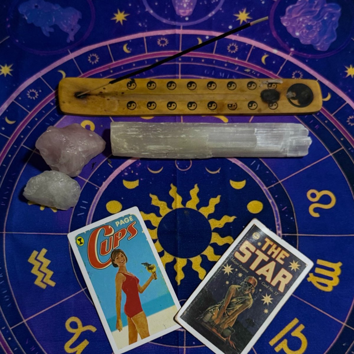 amandatarologa's tweet photo. ✨ MÊS DE JULHO PARA GÊMEOS✨

Julho acelera a mente e o coração para Gêmeos. Pagem de Copas traz sensibilidade, mensagens emocionais e criatividade intuitiva. A Estrela ilumina esperança, cura e inspiração divina. No amor, conversas profundas e renovação afetiva estão favorecidas. No trabalho, ideias criativas e oportunidades de expressão surgem. Financeiramente, confie na intuição para decisões. Na saúde, cuide da mente com leveza e arte. Espiritualmente, este é um mês de conexão com o divino e renovação da fé. O Pagem de Copas abre seu coração para mensagens sutis, enquanto A Estrela traz cura e otimismo. Evite dispersão e foque no que realmente inspira. Uma fase de sonhos se manifestando chega. Use a comunicação com gentileza e verdade. Novas conexões trazem leveza e alegria. O tarô mostra que julho é de cura emocional e brilho criativo. Mantenha a curiosidade viva, mas ancorado na esperança. Momento ideal para estudar algo que toque a alma. A energia está favorável para projetos artísticos ou espirituais. Celebre sua capacidade de se reinventar. Só depende de você seguir a voz interior. Final de mês traz clareza e realizações bonitas. Julho será inspirador, curador e cheio de boas surpresas. Julho chega trazendo boas surpresas para você! O Pajem de Copas anuncia novidades, convites e oportunidades inesperadas. Já A Estrela ilumina seus caminhos com esperança, proteção e realizações. É um mês para acreditar mais em si, seguir a intuição e deixar o universo te surpreender!