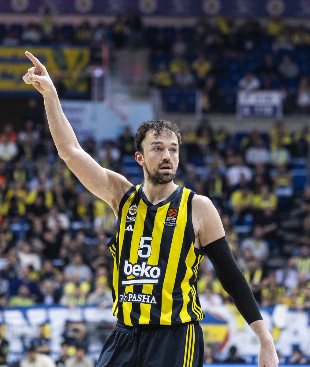 euroleague_time's tweet photo. Fenerbahçe Beko, Beşiktaş'ta forma giyen eski oyuncusu Sertaç Şanlı ile 1 yıllık anlaşma sağladı.

Sertaç Şanlı 400.000 Euro maaş alacak.

(@Andrea__Calzoni) https://t.co/gPRgjF8kHR