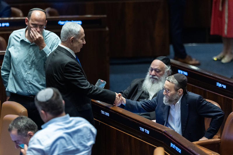 kann_news's tweet photo. ברוב של 53-63: חוק יסוד לימוד תורה עבר בכנסת בקריאה ראשונה. ארבעה ח"כים מהקואליציה הצביעו נגד | כל הפרטים >>> https://t.co/ptvHSNJXz9

צילום: יונתן זינדל/פלאש90 https://t.co/QxO90EkEfz