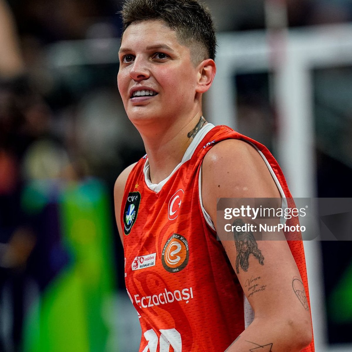 gibbybaris's tweet photo. ❓ Ebrar Karakurt sahada agresif reaksiyonlar gösterdiğinde Tijana, sen buna nasıl tepki veriyorsun ? 

⚡️ Tijana Boskovic: Artık pek bir tepki vermiyorum açıkçası. Çünkü o öyle biri, onun tarzı bu. Bu onun karakterinin bir parçası ve bence artık herkes de buna alıştı.

❓ Peki eskiden seni rahatsız eder miydi ? Sonuçta pek alışılagelmiş bir tarz değil bu.

⚡️ Tijana Boskovic: Benim kendi oyunumu etkilemiyordu tabii ki ama yine de insan ister istemez "Neler oluyor? Bu da ne?" diye bir bakıyordu yani. 

📺 Košarkaški podcast sa Lukom i Kuzmom