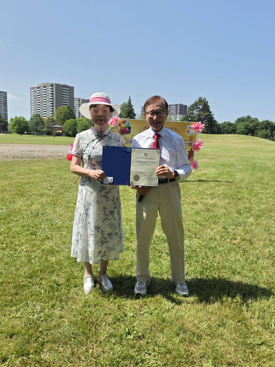 RaymondChoPC's tweet photo. A beautiful #CanadaDay morning with the Golden Maple Leaf Seniors Association at Beverly Glen Park in #ScarbTO. 🍁

#XièXiè to President Lisa Xie, the organizers &amp; volunteers for bringing together #seniors, families &amp; residents to celebrate community, culture &amp; Canadian pride. 🇨🇦 https://t.co/nJeEq6Y0kj