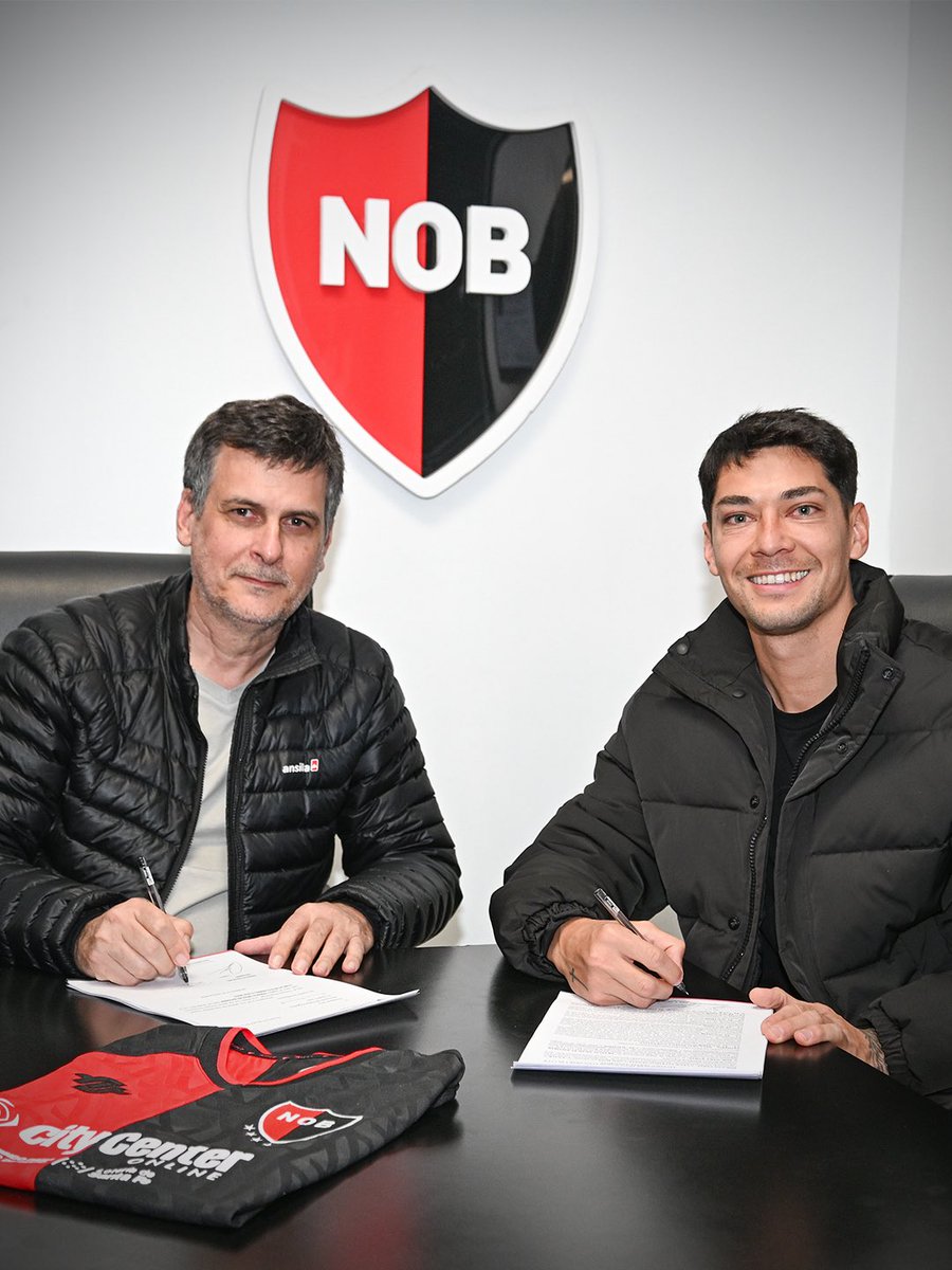 Newells's tweet photo. De nuevo en casa ❤️🖤  Franco Escobar se convirtió en jugador de Newell’s y defenderá la Rojinegra la próxima temporada.   ¡Bienvenido, leproso! 💪🏼 https://t.co/ZlNZLQa5JU