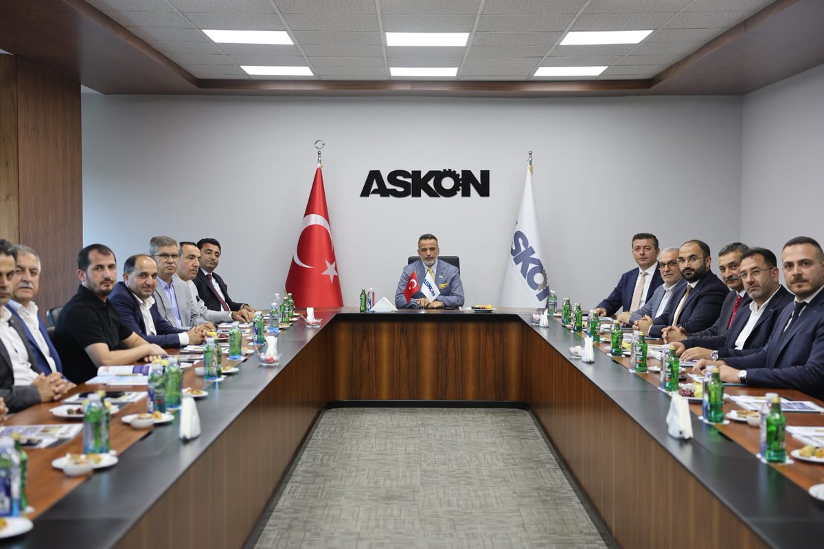 orhanaydin's tweet photo. Malatya Şube Başkanımız Sayın Aydın Apak ve kıymetli yönetim kurulu üyelerini Genel Merkezimizde misafir ettik.

Malatya’mızın ticari ve ekonomik potansiyelini yakından takip ediyor, deprem sonrası yaraların sarılmasında iş dünyamızın üzerine düşen sorumluluğu biliyoruz. Başkanımız ve ekibinin bölgede yürüttüğü çalışmalar, Malatya’nın yeniden ayağa kalkması ve sürdürülebilir kalkınma hedefleri açısından büyük önem taşıyor. Dayanışma ruhuyla attıkları her adımı gönülden destekliyoruz.

ASKON ailesi olarak, 81 ildeki şubelerimizle ortak akıl ve birlik beraberlik şuuruyla ülke ekonomisine katkı sunmaya kararlıyız. Nazik ziyaretleri için Başkanımız ve değerli yönetim kurulu üyelerine teşekkür ediyor, çalışmalarında muvaffakiyetler diliyorum. @MalatyaASKON