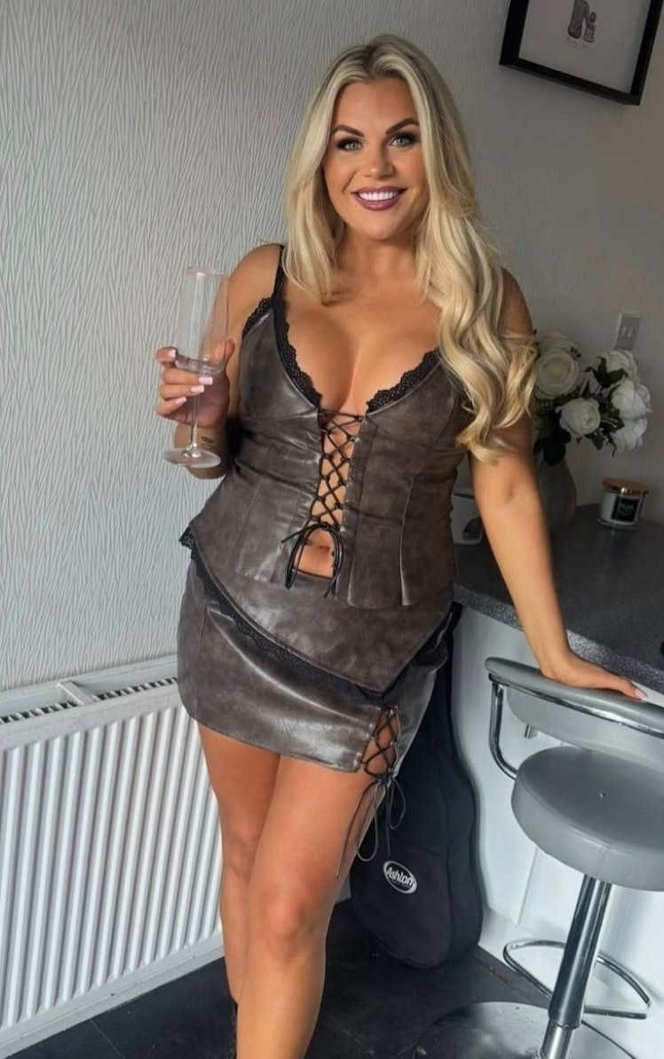 jimabbooo's tweet photo. Submission stunning Sophie 
#chav #submission #exposed #bigtits #chavtits #wankchat #cumchat #cumtributeِs #goon #goonfuel #tits #ass https://t.co/GH1st7GSyx