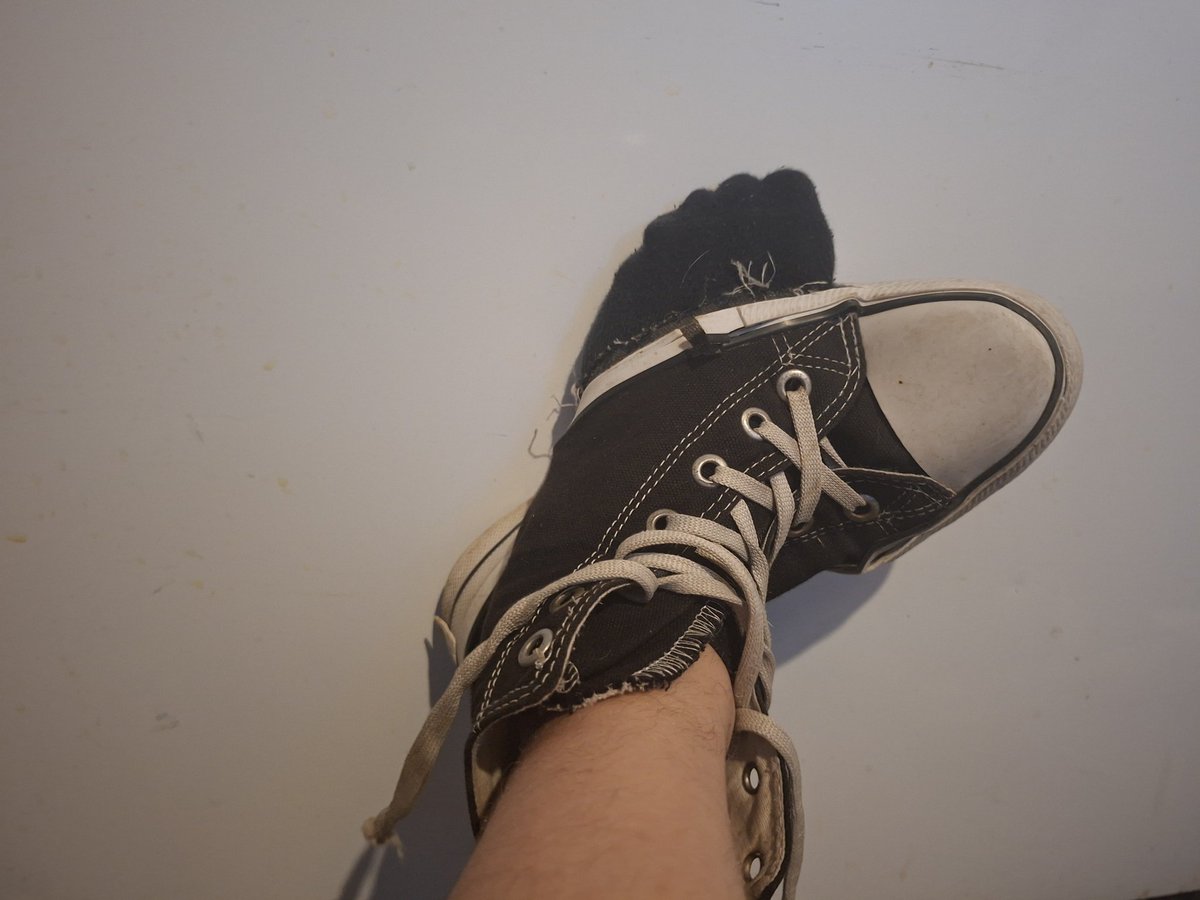 LunaJustFly's tweet photo. This is how you're supposed to wear shoes right??? ...right..?? https://t.co/4MgPuEOsMk