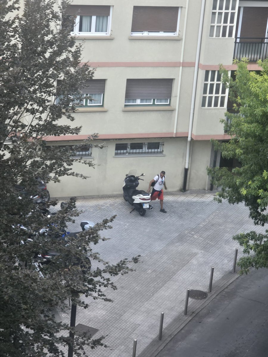 uvaca77's tweet photo. Si eres de Trintxerpe y tenias la moto aparcada en la calle Gran Sol y  "ha desaparecido"...
Este caballero es el culpable.
Esperando a los municipales... 

#Pasaia #Robos @pasaiakoudala
#Trintxerpe #Moto @ertzaintzaEJGV https://t.co/0z7qaRCEqw