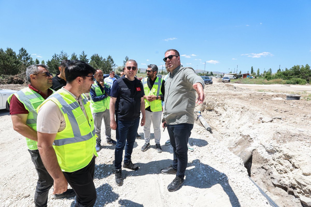 bbpyerelyonetim's tweet photo. Sivas’ta altyapıdaki büyük dönüşüm hız kesmeden devam ediyor. 

📍 M. Akif Ersoy Mahallesi - Halifelik Caddesi
💧 1.500 m içme suyu
🚰 400 m kanalizasyon
🌧️ 400 m yağmur suyu

📍 Şehit Osman Yurt Caddesi
🚰 400 m kanalizasyon
💧 400 m içme suyu

📍 Kardeşler Mahallesi 
⚙️ DMA odası ve hastane branşman bağlantısı 

📍 Zara Caddesi
🔧 Basınç kontrol sistemi

Sahada devam eden altyapı çalışmalarını yerinde inceleyen Sivas Belediye Başkanımız sayın Dr. Adem Uzun, ekiplerimize kolaylıklar dileyerek yürütülen çalışmaların son durumu hakkında bilgi aldı.

Belediye Başkanımız sayın Dr. Adem Uzun, SCADA sistemi çalışmalarına paralel olarak içme suyu, kanalizasyon, yağmur suyu hatları ile DMA ve basınç kontrol sistemi çalışmalarının planlanan şekilde sürdüğünü ifade etti.

@bbpgenelmerkez 
@Mustafa_Destici 
@AlaattinCakir07 
@sivasbeltr 
@drademuzun