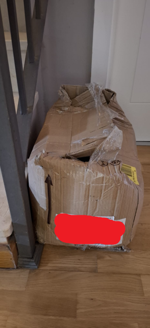 aggru2's tweet photo. @CorreosExpress @Cex_responde Después de 3 semanas de espera fuera del plazo de entrega de mi paquete, después de solicitar el reembolso hace mas de una semana y después de que se pasen la pelota entre empresas... así me llega la caja, dejada sin previo aviso en la puerta de mi casa. @CorreosExpress https://t.co/noyPfY6ygp