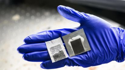 TechUnpackDaily's tweet photo. Desalination has always had a dirty secret: toxic leftover brine.
A new solar-powered system changes that — using laser-textured metal panels that evaporate seawater while automatically moving the salt aside.
Clean drinking water, without the environmental cost.
☀️💧 https://t.co/586EtNZIaB