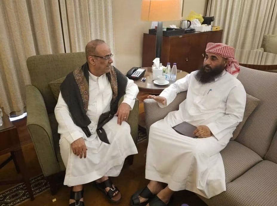 anesmansory's tweet photo. لقاء العمالقة...

لقاء المهندس أحمد بن أحمد الميسري باللواء الركن حمدي شكري لم يكن مجرد لقاء عادي، بل يجسد روح الدولة، واحترام المؤسسة العسكرية، والإيمان بأن بناء الأوطان يبدأ بتكامل الجهود بين القيادات الوطنية والعسكرية.

الميسري يواصل نهجه في مد جسور التواصل مع مختلف القيادات الوطنية، بينما يمثل اللواء حمدي شكري نموذجًا للقائد العسكري الذي يحظى بالاحترام لما يقدمه من جهود في خدمة المؤسسة العسكرية والدفاع عن الوطن.

مثل هذه اللقاءات تبعث برسائل طمأنينة، وتؤكد أن الوطن يحتاج إلى رجال دولة يجمعون ولا يفرقون، ويبنون ولا يهدمون.