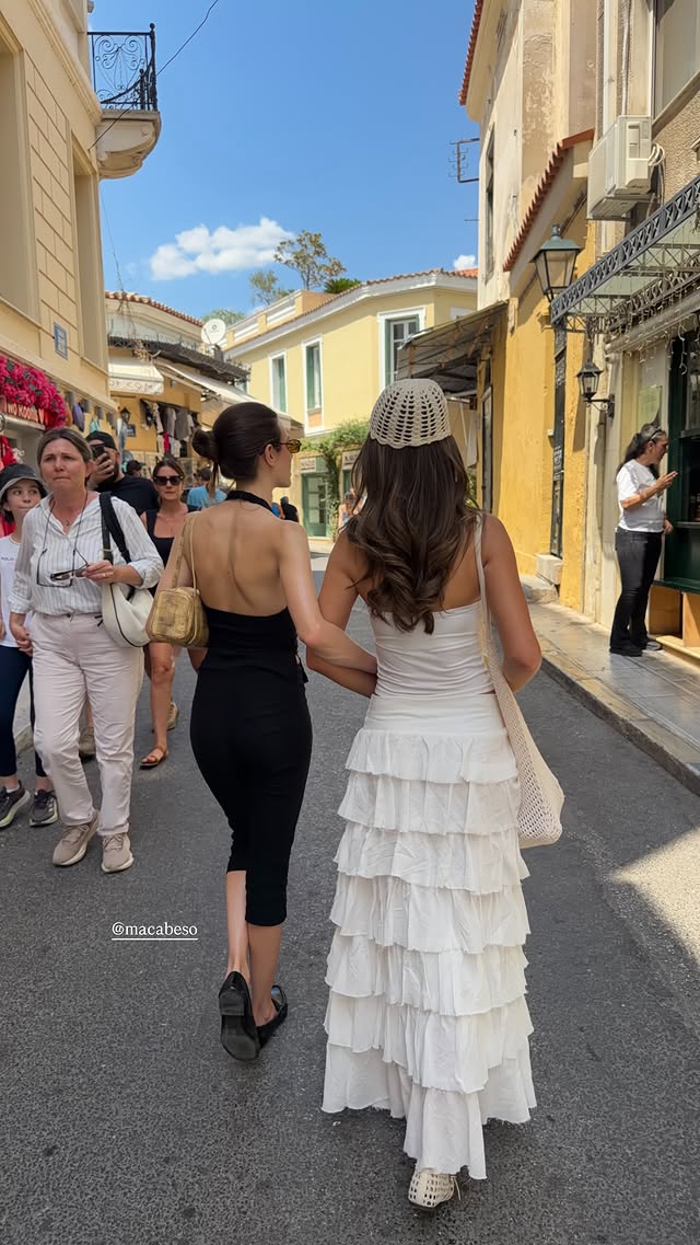 Sonia50998414's tweet photo. Vía Ig 📲Regina con mi preciosa rubiecita @macabeso
 en Grecia bellas wow de outfit  evento @mac_cosmetics_m #DiosaAchaga #MacarenaAchaga #teamachaga 🇬🇷🍰😘🔥😏💕💘💝❤️ https://t.co/uoykv4WAgi