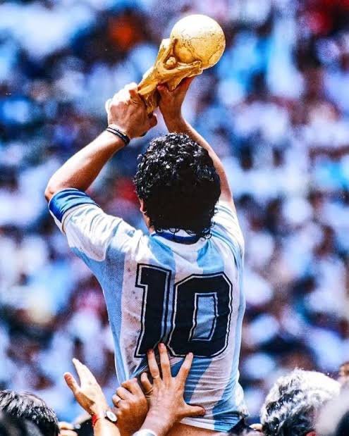 fdbedout's tweet photo. Ahora que se cumplen 40 años del título de Argentina en la Copa Mundo México 86 con un Maradona inmortal; hay un mérito especial para destacar:

De los 7 partidos de ese equipo en su camino al título, cuatro fueron contra selecciones campeonas de mundo. 

- 🇮🇹 1-1 Fase de grupos 
- 🇺🇾 1-0 Octavos de final
- 🏴󠁧󠁢󠁥󠁮󠁧󠁿 2-1 Cuartos de final 
- 🇩🇪 3-2 Final