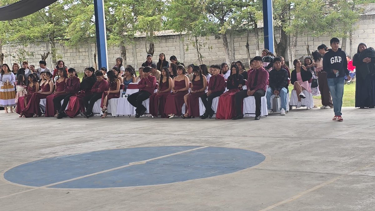 SedeaQro's tweet photo. ¡Gran día para la comunidad de El Bothé en Amealco! Acompañamos a los alumnos de la Telesecundaria “Salvador Novo” en su clausura escolar. 
De la mano del Gob. @makugo, seguimos sumando esfuerzos por nuestra juventud. ¡Ellos son el presente y el futuro de Querétaro! #AquíContigo https://t.co/Q2CLXbEEoV